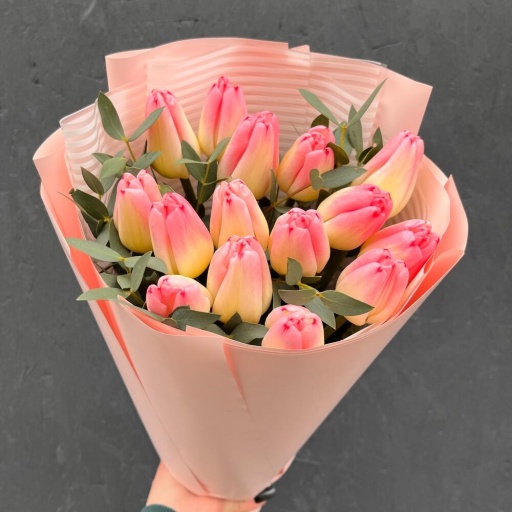 Букет из розовых тюльпанов и эвкалипта "Персиковая весна". Фото №1