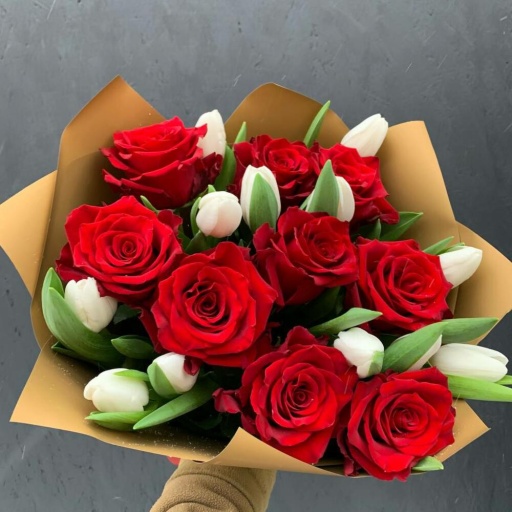 Букет из красных роз и белых тюльпанов «Совершенство». Фото №1