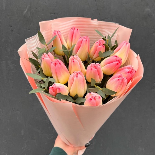 Букет из розовых тюльпанов и эвкалипта "Персиковая весна". Фото №3
