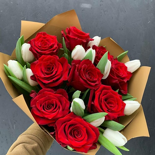 Букет из красных роз и белых тюльпанов «Совершенство». Фото №3