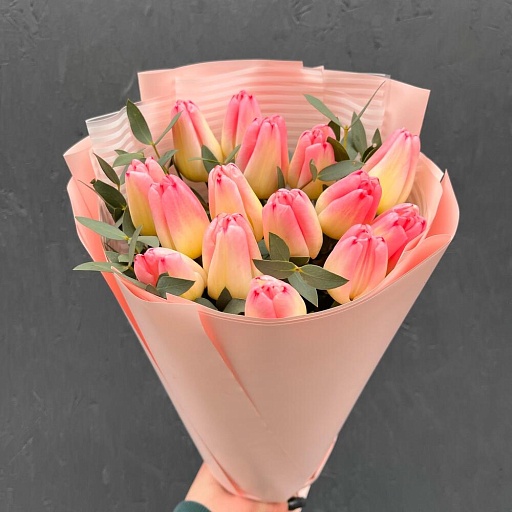 Букет из розовых тюльпанов и эвкалипта "Персиковая весна". Фото №4