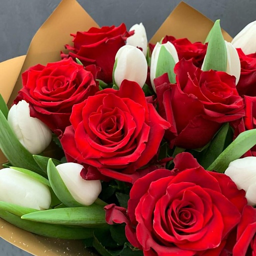 Букет из красных роз и белых тюльпанов «Совершенство». Фото №4