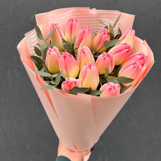 Букет из розовых тюльпанов и эвкалипта "Персиковая весна". Фото №2