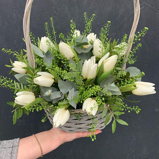 Корзина с белыми тюльпанами и зеленью «Весенняя фантазия». Фото №3