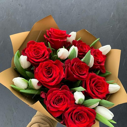 Букет из красных роз и белых тюльпанов «Совершенство». Фото №5