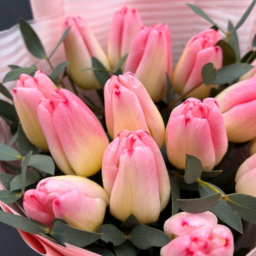 Букет из розовых тюльпанов и эвкалипта "Персиковая весна". Фото №5